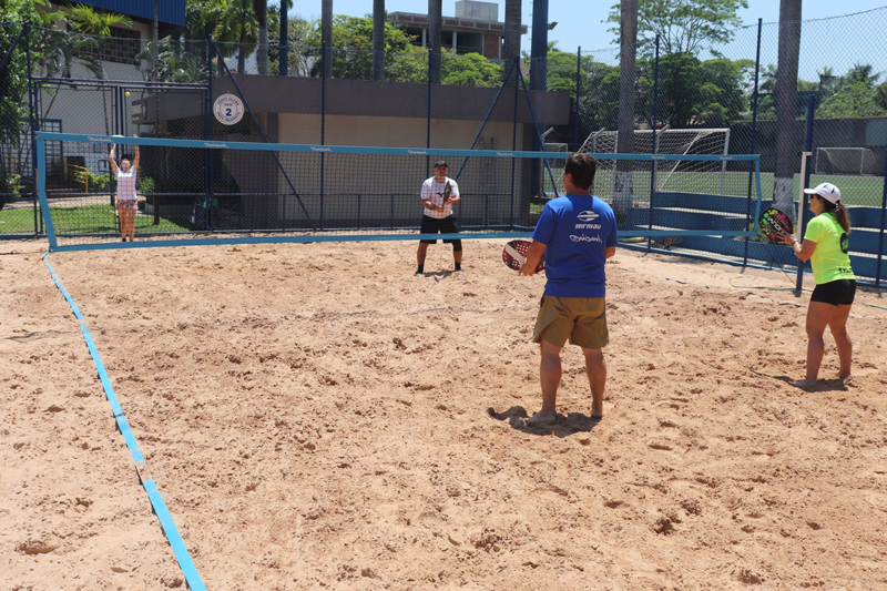 Quadra de Beach Tennis — pessoas jogando